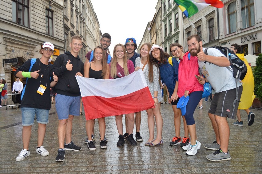 Z flagą Polski (w środku, od lewej): Krzysiek, Zuzia, Kasia...