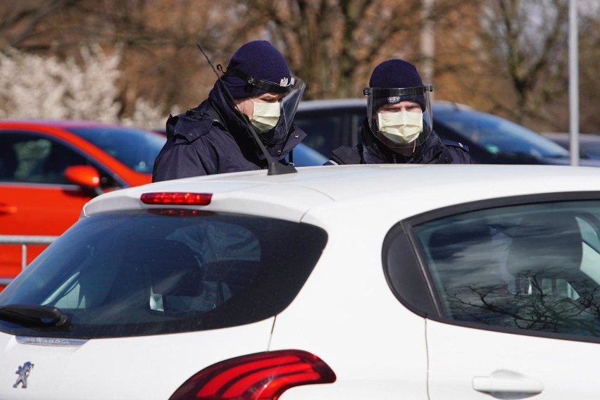 Nowe mandaty dla kierowców od 10.04.2021. Nawet 250 zł za "zły stan sanitarny" pojazdu. Kogo dotyczą kary? Jak nie dostać mandatu?