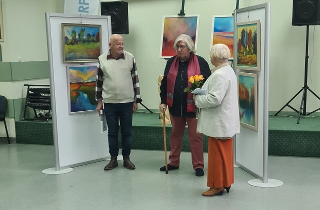 Paweł Kędzierski (w środku) podczas otwarcia wystawy swoich obraz&oacute;w w Galerii Klubu Bałtyk w Koszalinie.