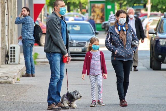 Premier Mateusz Morawiecki poinformował o kolejnym etapie znoszenia ograniczeń wynikających z epidemii COVID-19. Zapadła decyzja w sprawie zniesienia obowiązku noszenia maseczek na ulicach.Od kiedy obowiązek zakrywania ust i nosa zostaje poluzowany? Gdzie można zdjąć maseczkę? W których miejscach nadal noszenie maseczek ochronnych jest obowiązkowe? Sprawdź 7 najważniejszych rzeczy, które musisz teraz wiedzieć o obowiązku noszenia maseczek na kolejnych slajdach >>>