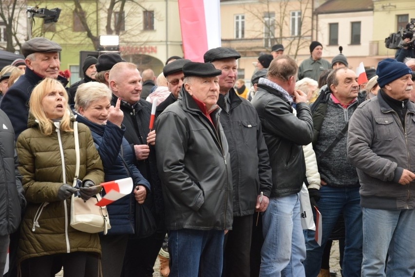 Łowiczanin trzymał transparent na którym nazwał prezydenta Andrzeja Dudę "durniem". Teraz grożą mu trzy lata więzienia