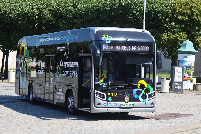 NesoBus powstał właśnie w Polsce. Autobus zabierze na pokład 93 pasażerów, z czego 37 na miejscach siedzących. Wyposażony został w klimatyzację, internet 5G oraz 6 gniazdek ładowania USB. Wnętrze pojazdu zaprojektowali włoscy projektanci.