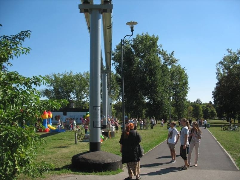 Przechodzący przez park zatrzymywali się by przeczytać...