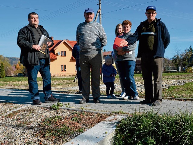 Zaniedbania urzędników komplikują mieszkańcom Florynki załatwienie wielu spraw. Stanisław Pociecha (pierwszy z prawej, obok żona i córka) stracił rok na ustalanie, kto jest właścicielem chodnika