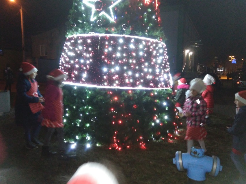 Żarki: Przed domem kultury rozświetlono choinkę, a na scenie poszukiwano świętego Mikołaja ZDJĘCIA