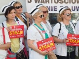 Protest pielęgniarek w Łodzi przed urzędem wojewódzkim 