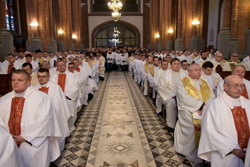 Msza św. Krzyżma. Księża odnowili przyrzeczenia kapłańskie (zdjęcia)