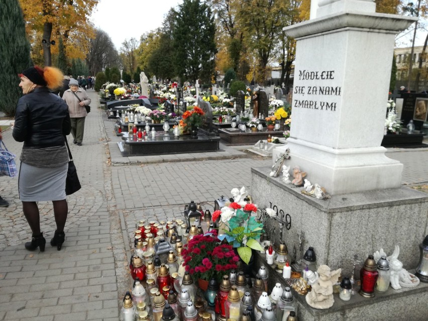 Na cmentarzu komunalnym w Oleśnie, a także na cmentarzach...