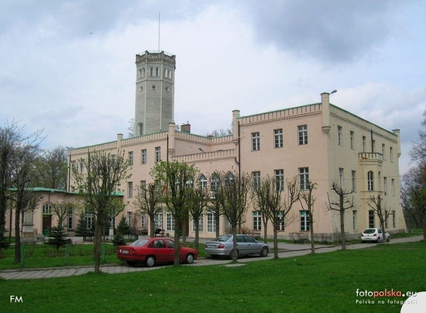 W pałacu od 1951 roku mieści się szkoła podstawowa