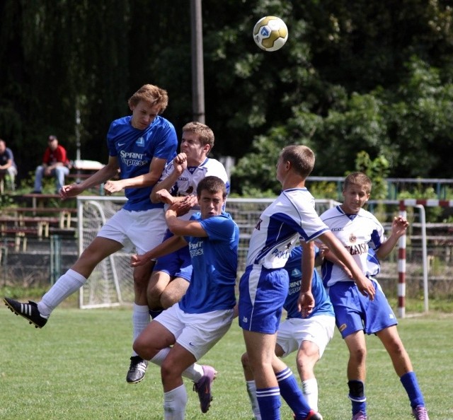 Stal Rzeszów lepsza od Pogoni LezajskJuniorzy starsi Stali SprintExpress Rzeszów (niebieskie koszulki) pokonali rówieśników z Pogoni Lezajsk 6-3.