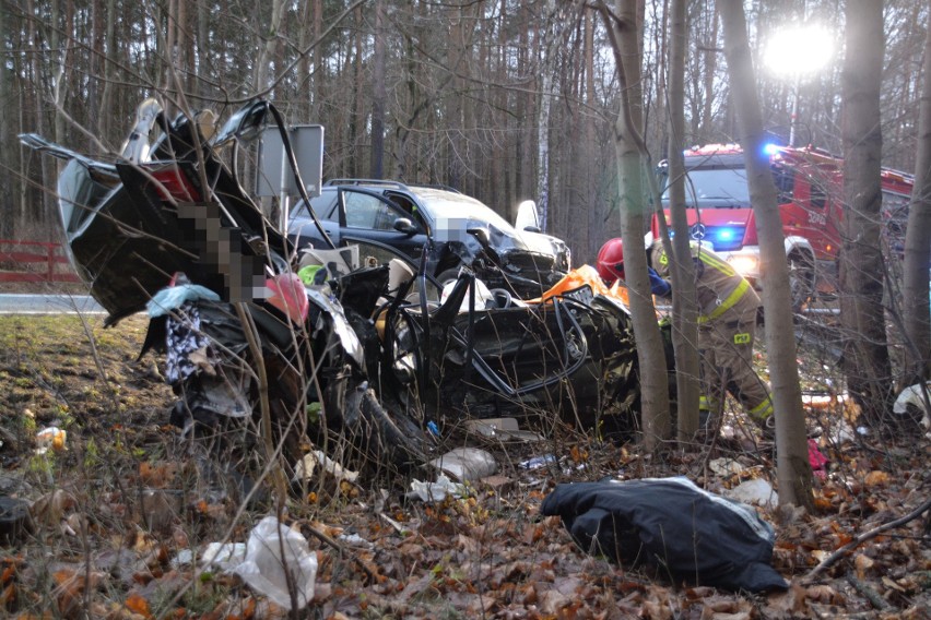 Czołowo-boczne zderzenie dwóch samochodów na DK 25 w...