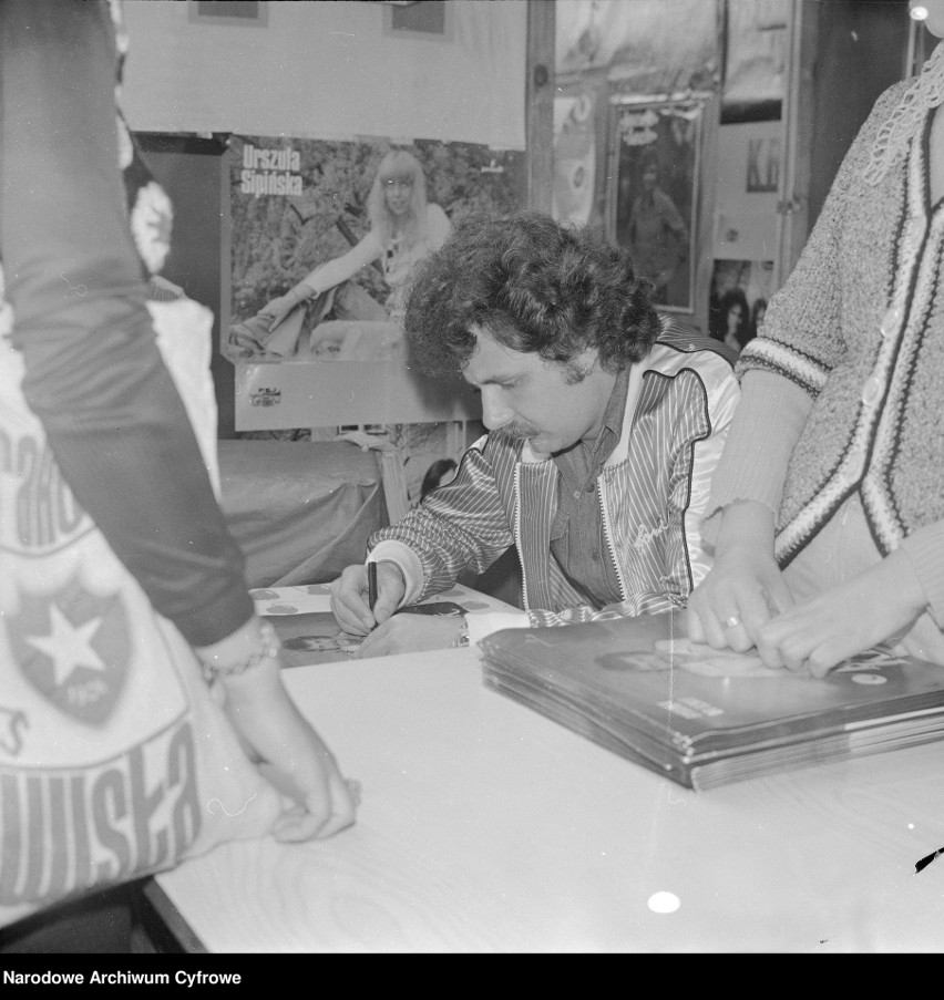 Krzysztof Krawczyk podpisuje swoją płytę. - 1977