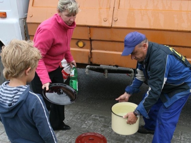 Beczkowozy dowożą wodę mieszkańcom.