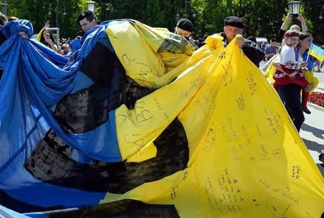 Niemiecka policja podczas obchodów w Berlinie siłą odebrała ukraińską flagę.