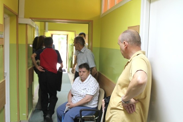 Zmęczeni pacjenci nie chcieli pozować do zdjęcia. Bali się, że może to mieć wpływ na orzeczenie komisji...