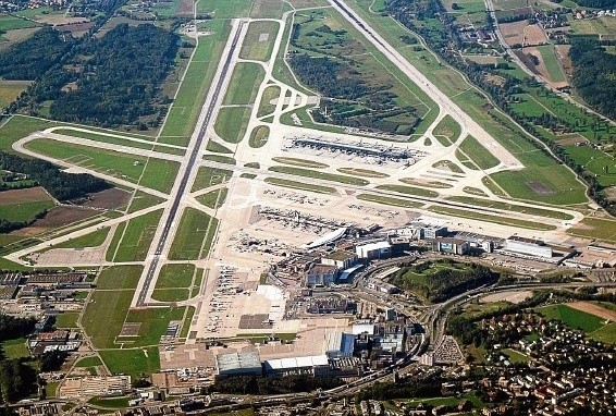Zurych. Największe lotnisko w Szwajcarii, obsługujące...