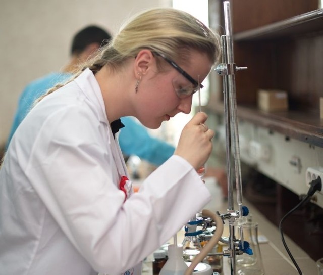 Młoda białostocka chemiczka w moskiewskim laboratorium