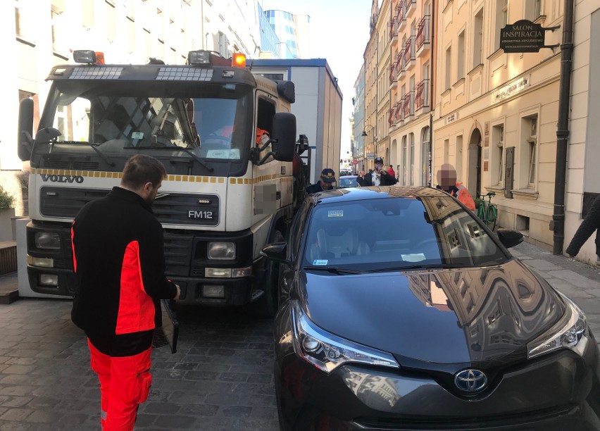 Ciężarówka zaklinowała się na ul. św. Antoniego [ZDJĘCIA]