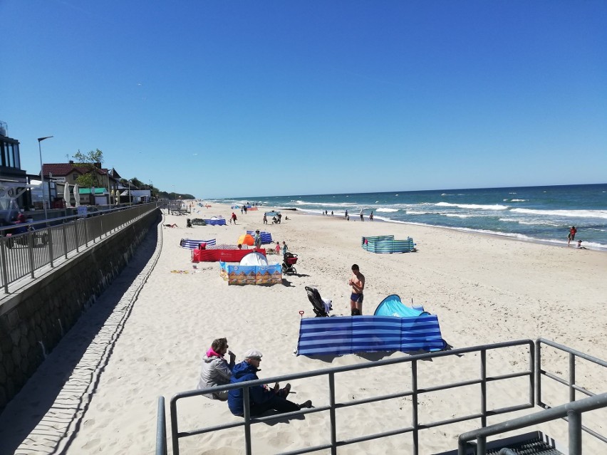 Poniedziałkowe popołudnie na plaży w Gąskach i Sarbinowie [ZDJĘCIA]