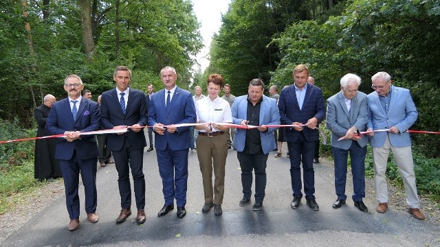 W oficjalnym otwarciu drogi udział brali lokalni samorządowcy, przedstawiciele nadleśnictwa, a także wykonawca inwestycji.