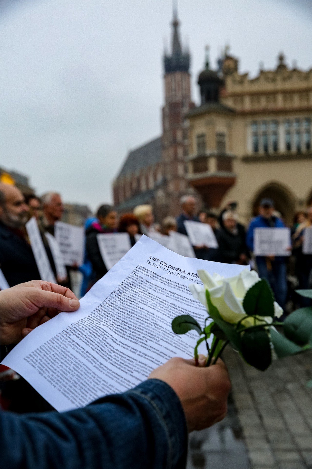 Kraków. Demonstracja w geście solidarności z mężczyzną, który podpalił się  w Warszawie | Dziennik Polski