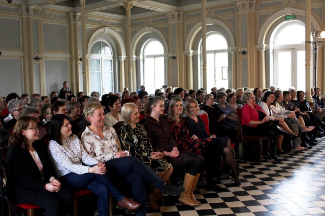 Na zaproszenie starosty, Lidii Zwierzchowskiej do Aleksandrowa Kujawskiego przyjechało liczne grono przedstawicielek kół gospodyń wiejskich oraz stowarzyszeń i organizacji kobiecych działających na terenie powiatu. Uroczystość otworzyły życzenia i podziękowania za trud i wytrwałość w pracy, którą na co dzień podejmują w swoich lokalnych społecznościach. Część artystyczną uświetnił występ grupy teatralnej "Demakijaż", która  w humorystyczny sposób poruszyła życiowe sprawy współczesnych kobiet. Po spektaklu na gości czekały okazjonalne dyplomy i słodkie upominki.