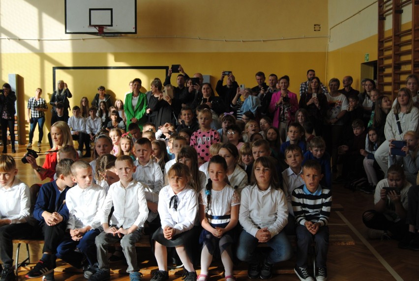 Święto Szkoły w Kurzelowie w gminie Włoszczowa. Ślubowanie pierwszaków i pasowanie na ucznia. Zobaczcie zdjęcia