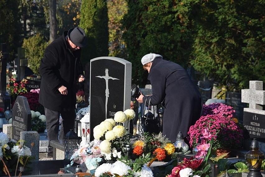 Wszystkich Świętych w Lublinie i woj. lubelskim. Sprawdzamy, co dzieje się w rejonie największych cmentarzy. Zobacz zdjęcia, śledź relację