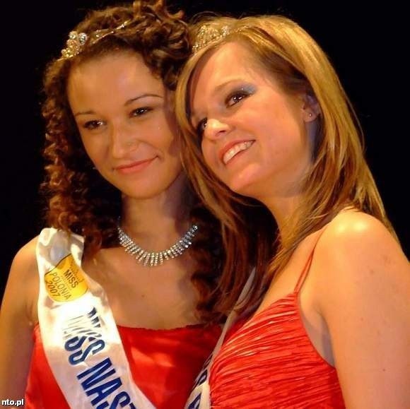 Zuzanna Golicz (z prawej) i Natalia Marszałek - laureatki konkursu Miss Polonia Ziemi Strzeleckiej i Miss Nastolatek z 2007 roku.