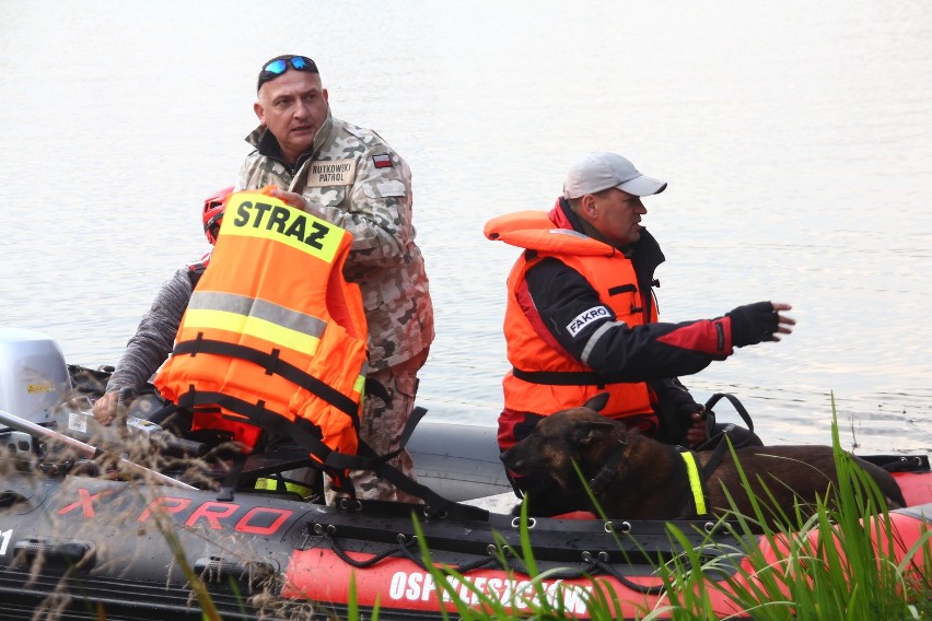 Detektyw Rutkowski z ekipą przeszukują stawy w Żorach