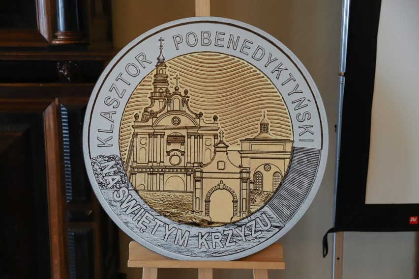 Wizerunek Klasztoru na Świętym Krzyżu wybity na monecie! Pięciozłotówka już trafiła do obiegu, można wymienić ją w banku