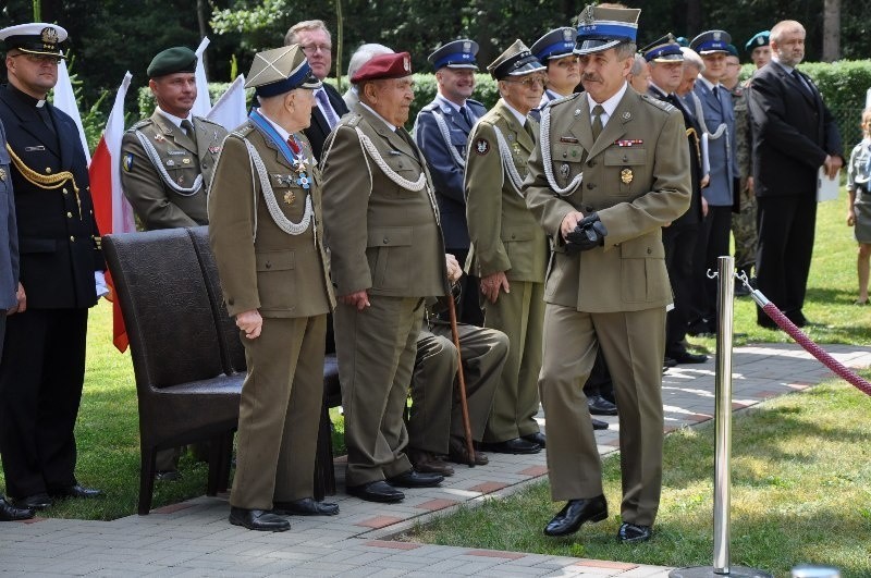 W tajnej jednostce wojskowej ukrytej w środku lasu w...