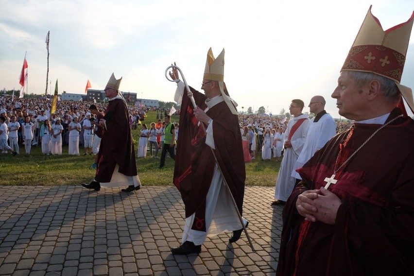 Lednica 2016: Tysiące młodych modli się przed Bramą-Rybą