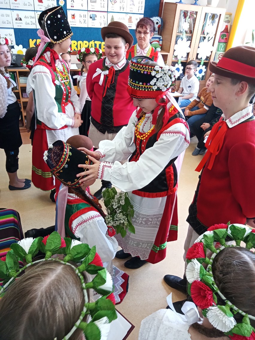 Zalas. Uczniowie Szkoły Podstawowej w Zalasiu przygotowali nietypowy prezent na Dzień Matki i Dzień Ojca. Zobaczcie