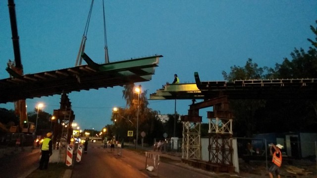 W środę późnym wieczorem mostowcy z gdyńskiej firmy Vistal montowali nad ulicą Szarych Szeregów dwa duże przęsła nowej kładki. Policjanci chwilowo musieli blokować ruch na dwupasmówce.