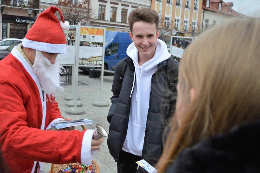 Oświęcim. Hokejowi Mikołaje pojawili się na Rynku