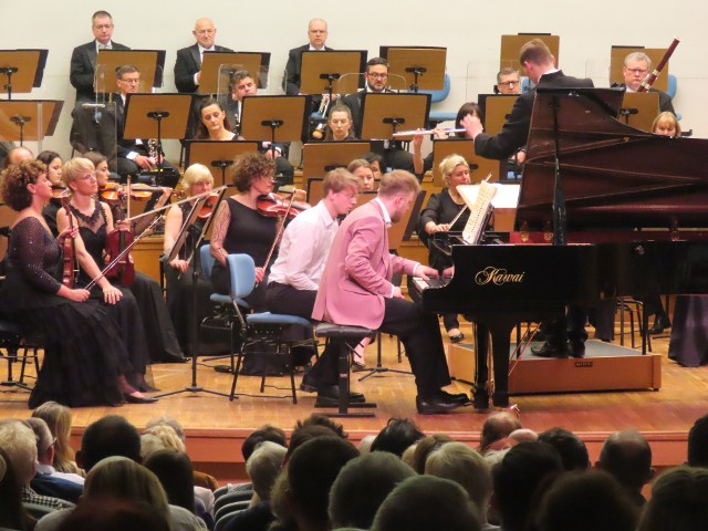 Partię solową w koncercie fortepianowym Tadeusza Bairda, wykonał (jak zwykle perfekcyjny) ubrany w różową marynarkę - Tymoteusz Bies.