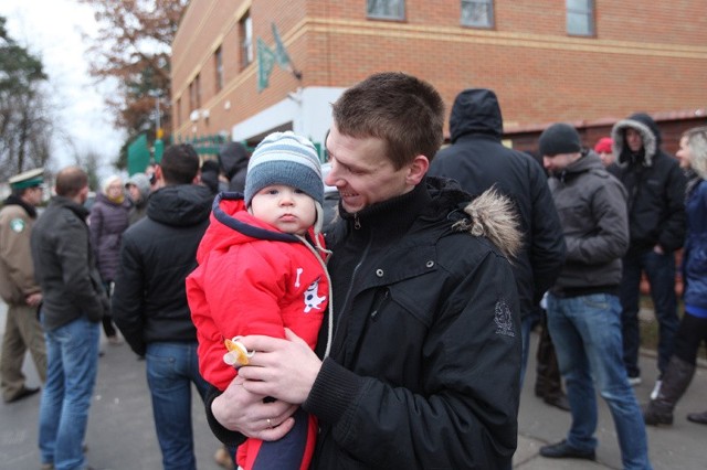 Marcin Wejda, który przyszedł pod siedzibę straży przy ulicy Bema z synkiem Jakubem.