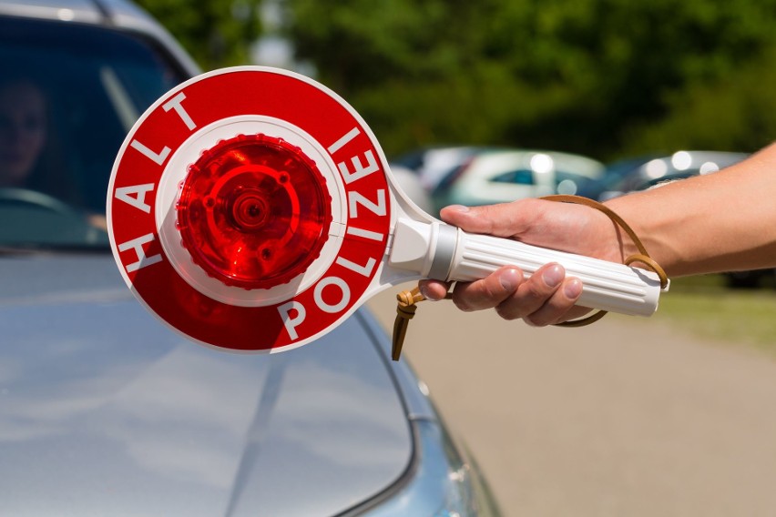 Obecnie, jeśli podczas kontroli drogowej policjant zauważy,...