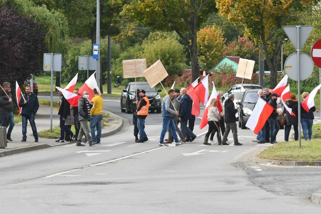 W Gorzowie rolnicy protestowali m. in. na Rondzie Gdańskim. Przechodzili z flagami i transparentami przez przejścia dla pieszych. Co kilka minut przepuszczali jednak samochody.