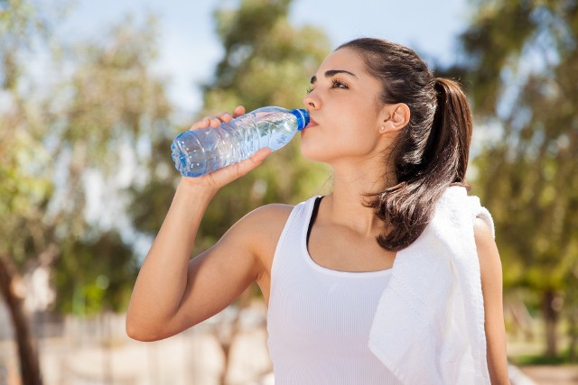 Choć picie większej ilości wody nie zwiększy spalania kalorii, niedostateczne spożycie płynów spowolni metabolizm i tempo zużywania energii.