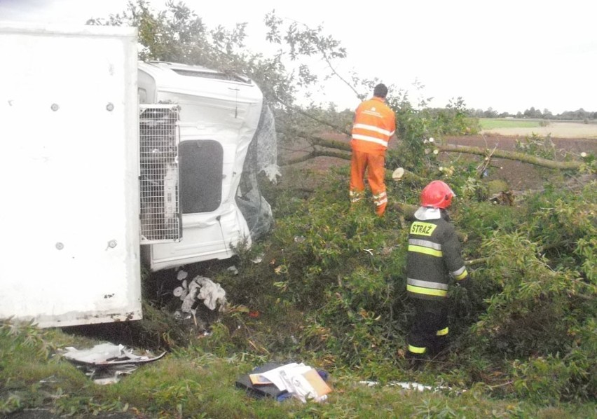 W Karwicach przewróciła się ciężarówka