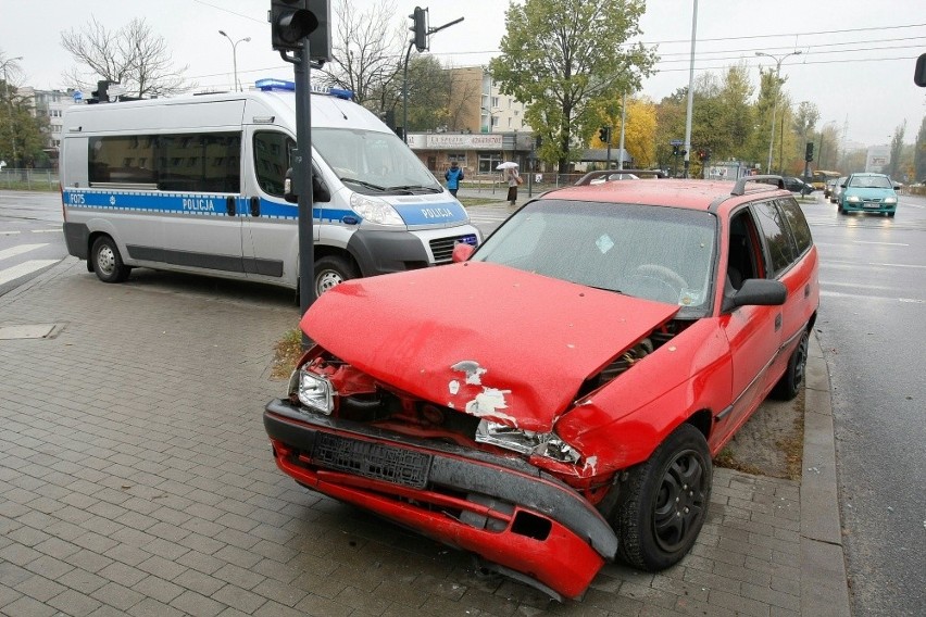 Wypadek na Dąbrowskiego. Dwa auta rozbite