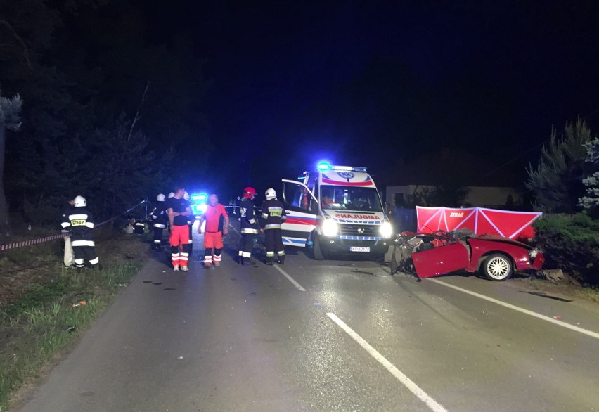 Śmiertelny wypadek w Białobieli. Auto przepołowione [ZDJĘCIA, WIDEO]