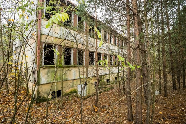 Kiedyś restauracja, ośrodek kolonijny, jednostka wojskowa, internat - dziś szpetne ruiny.