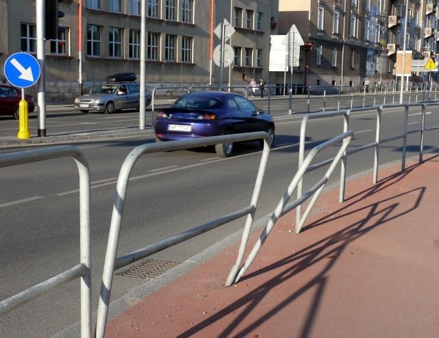 Wystające na ścieżkę rowerową barierki, stwarzają spore zagrożenie dla cyklistów, którzy często korzystają z tej trasy.