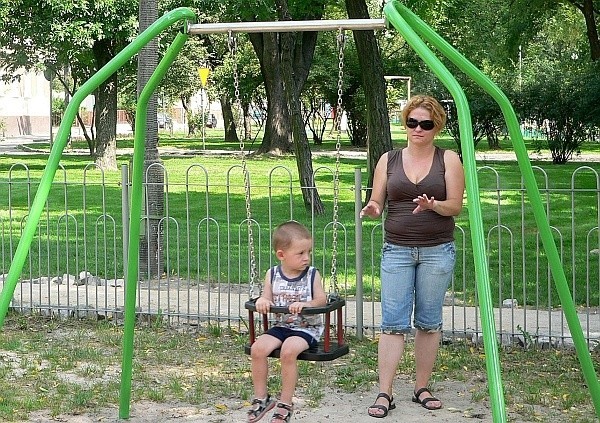 Pani Agata Kowalska z synkiem Michałem często odwiedza plac zabaw