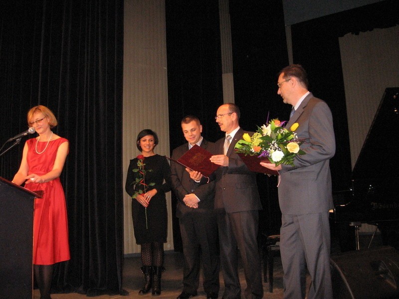 Wiceprezydent Ryszard Fałek wręczy za chwilę Nagrodę...