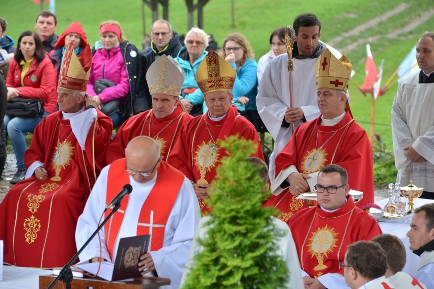 Trzy tysiące pielgrzymów z trzech diecezji dotarło na Święty Krzyż (WIDEO, zdjęcia)