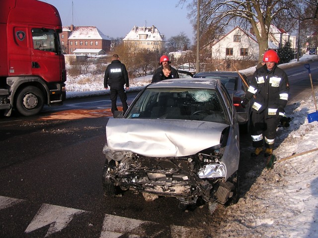 Na skrzyżowaniu ulic  Kazimierza Wielkiego i Kujawskiej w Miastku doszło do zderzenia dwóch samochodów